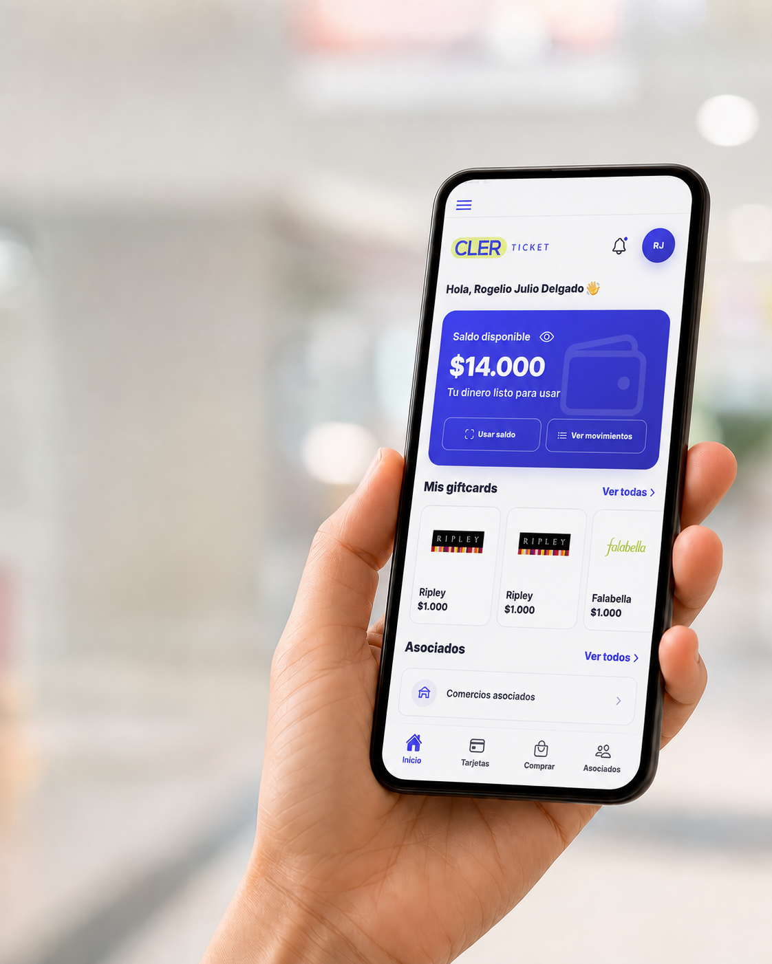 Persona sosteniendo celular con la app CLER Ticket